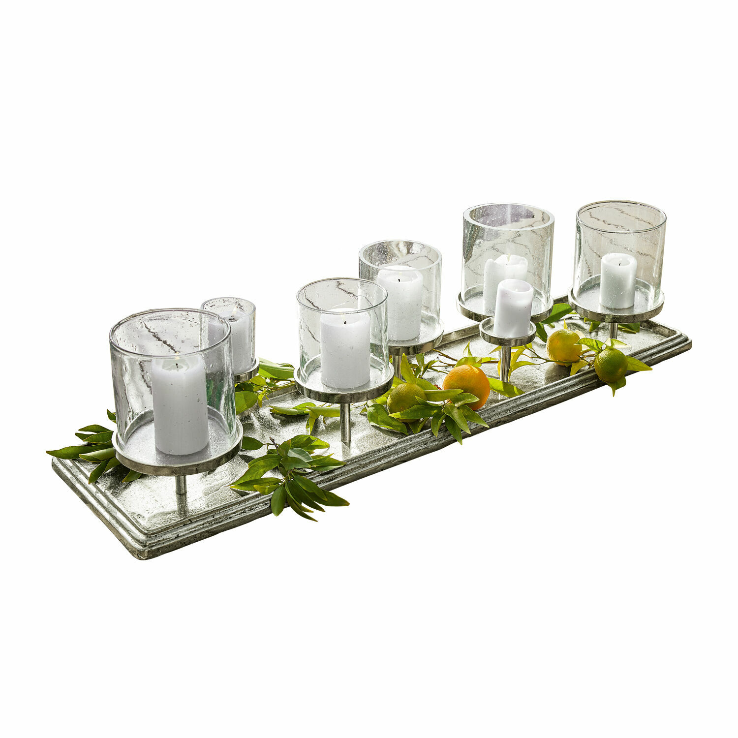 Bandeja para velas Devonne Bandeja metálica con siete portavelas de vidrio y velas blancas, decorada con hojas verdes y frutas
