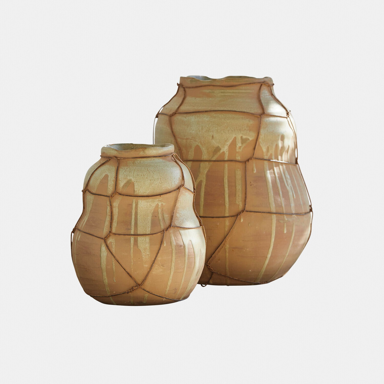 Set de 2 jarrones Frandoro Dos jarrones de cerámica beige con cuerda decorativa, estilo rústico para decoración interior