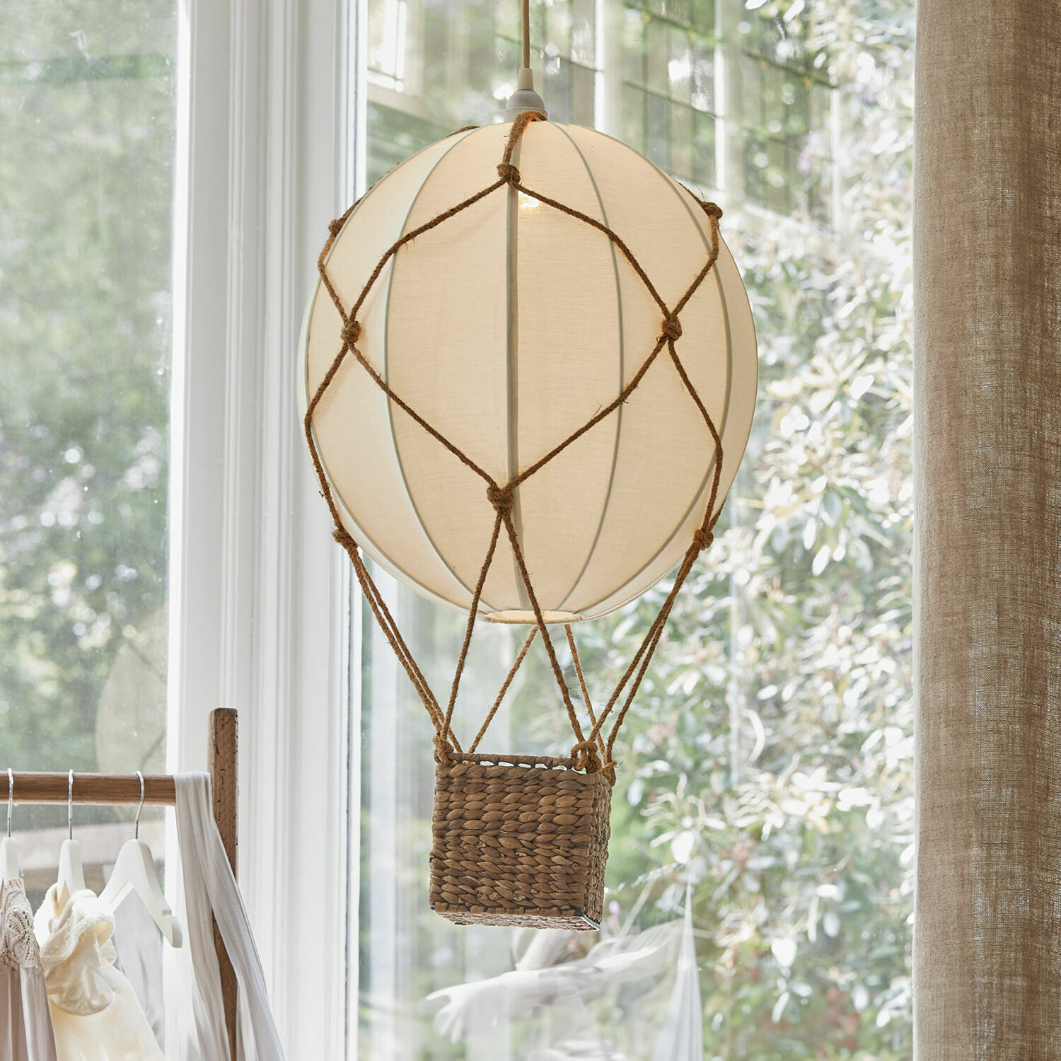 Lámpara colgante Plumillon Lámpara colgante decorativa en forma de globo con tela beige y cesta de mimbre trenzado