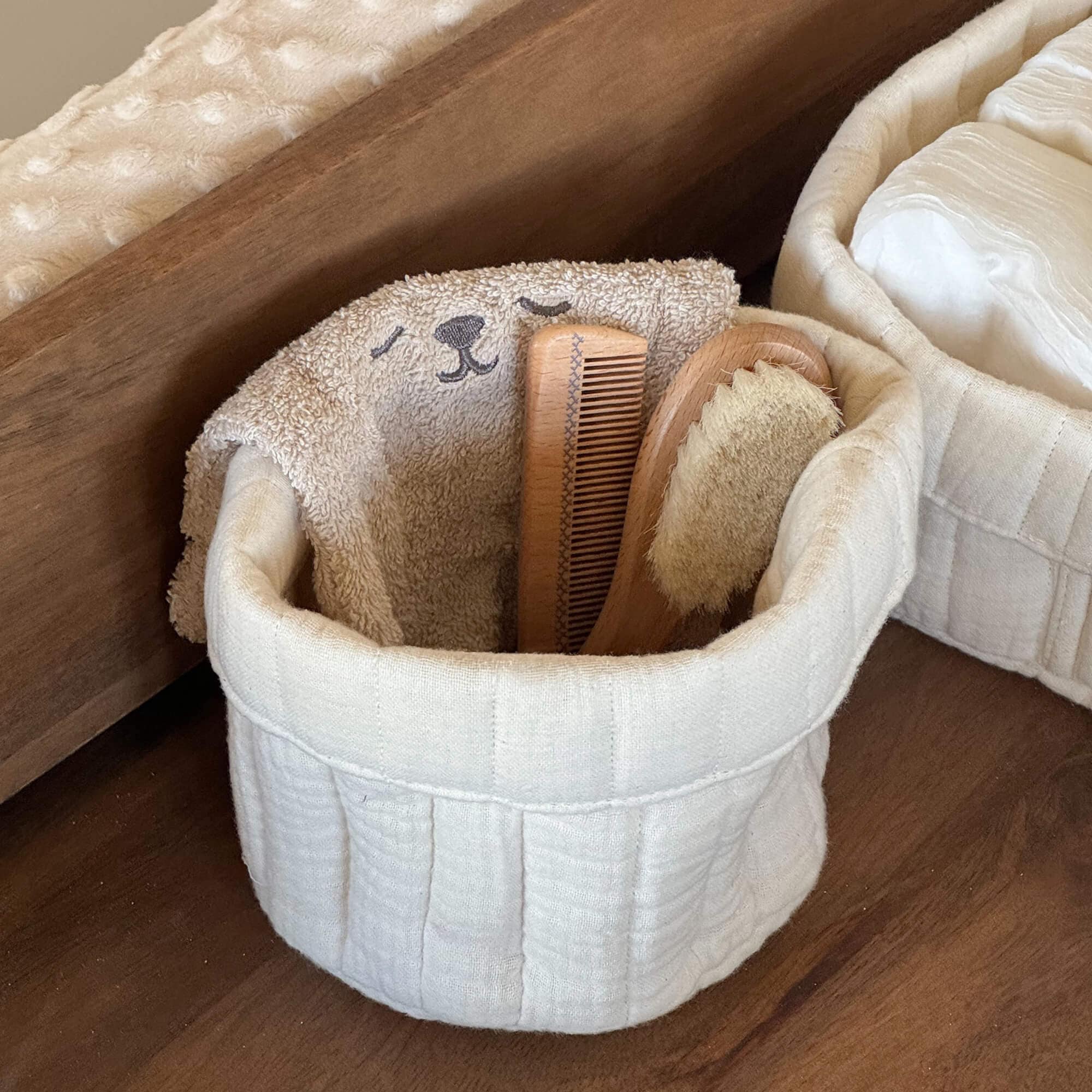 Cesta de algodón crema con toalla suave y cepillo de madera, accesorios naturales para baño