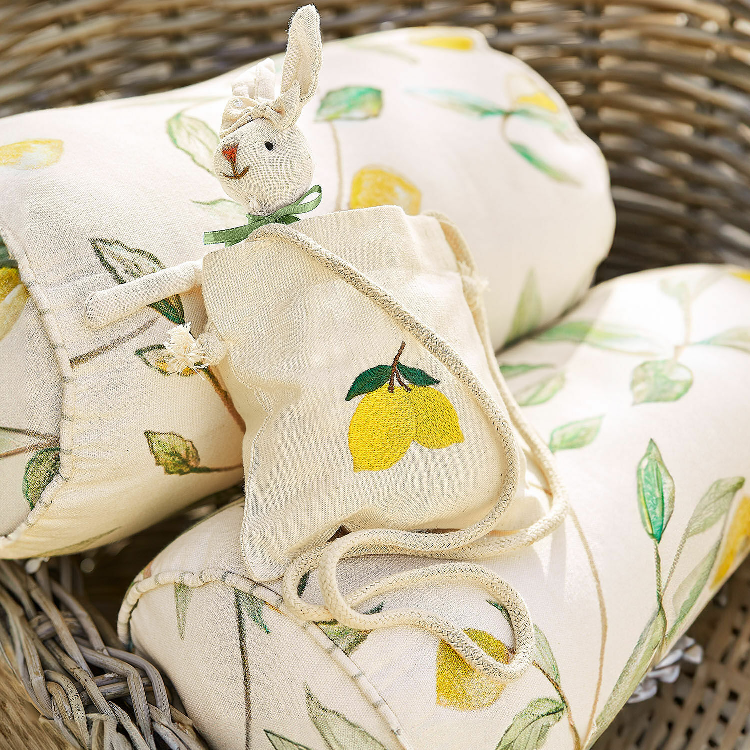 Bolsa Palerina Bolsa de lino con diseño de limones y conejo de peluche sobre cojín con motivo de limón en cesta de mimbre