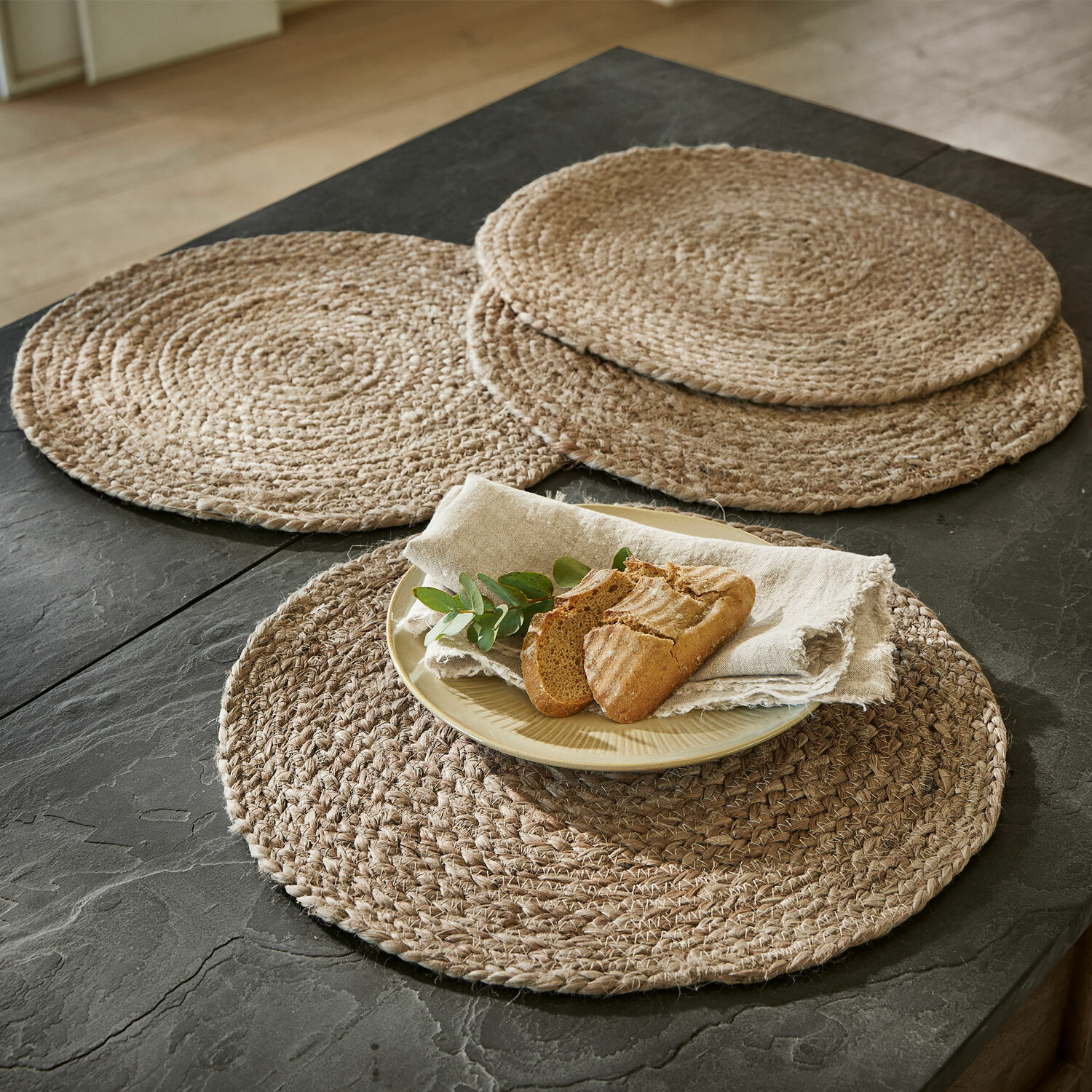 Set de 4 manteles individuales Dooling Individuales redondos de cuerda natural beige sobre mesa negra para decoración de mesa