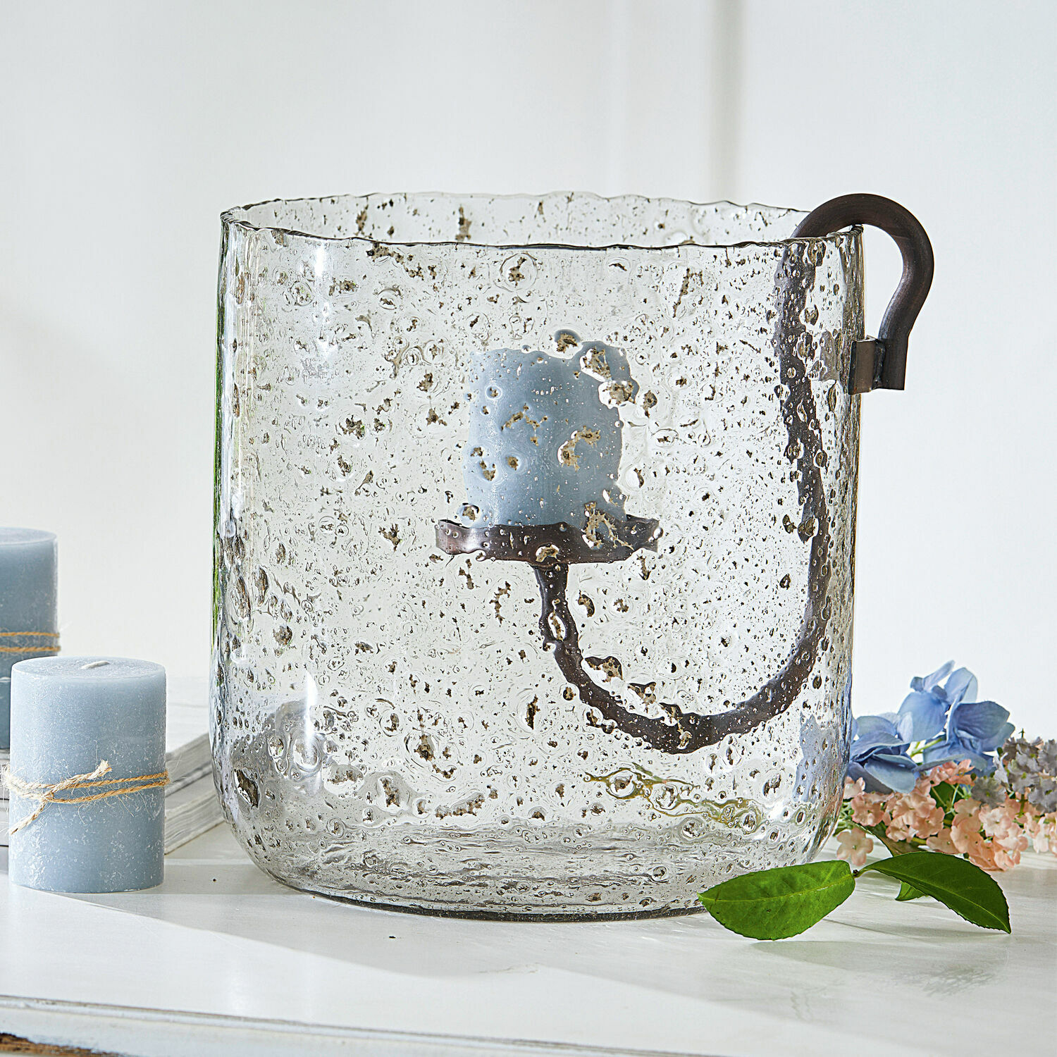 Portavelas de vidrio con burbujas y asa metálica negra para vela azul decorativa