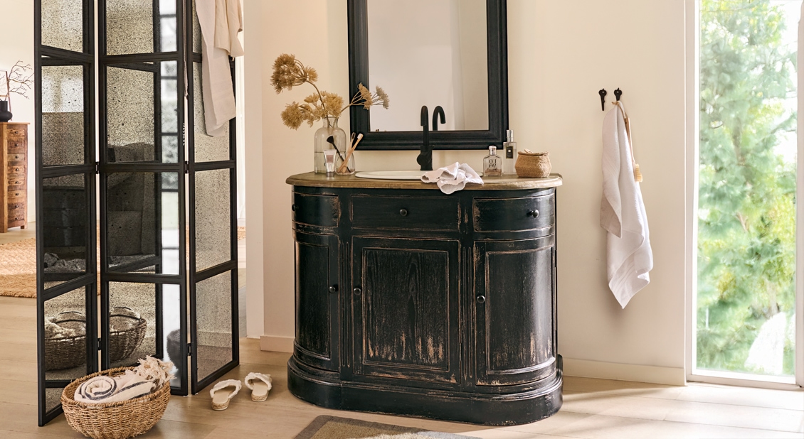 Acentos negros en el cuarto de baño