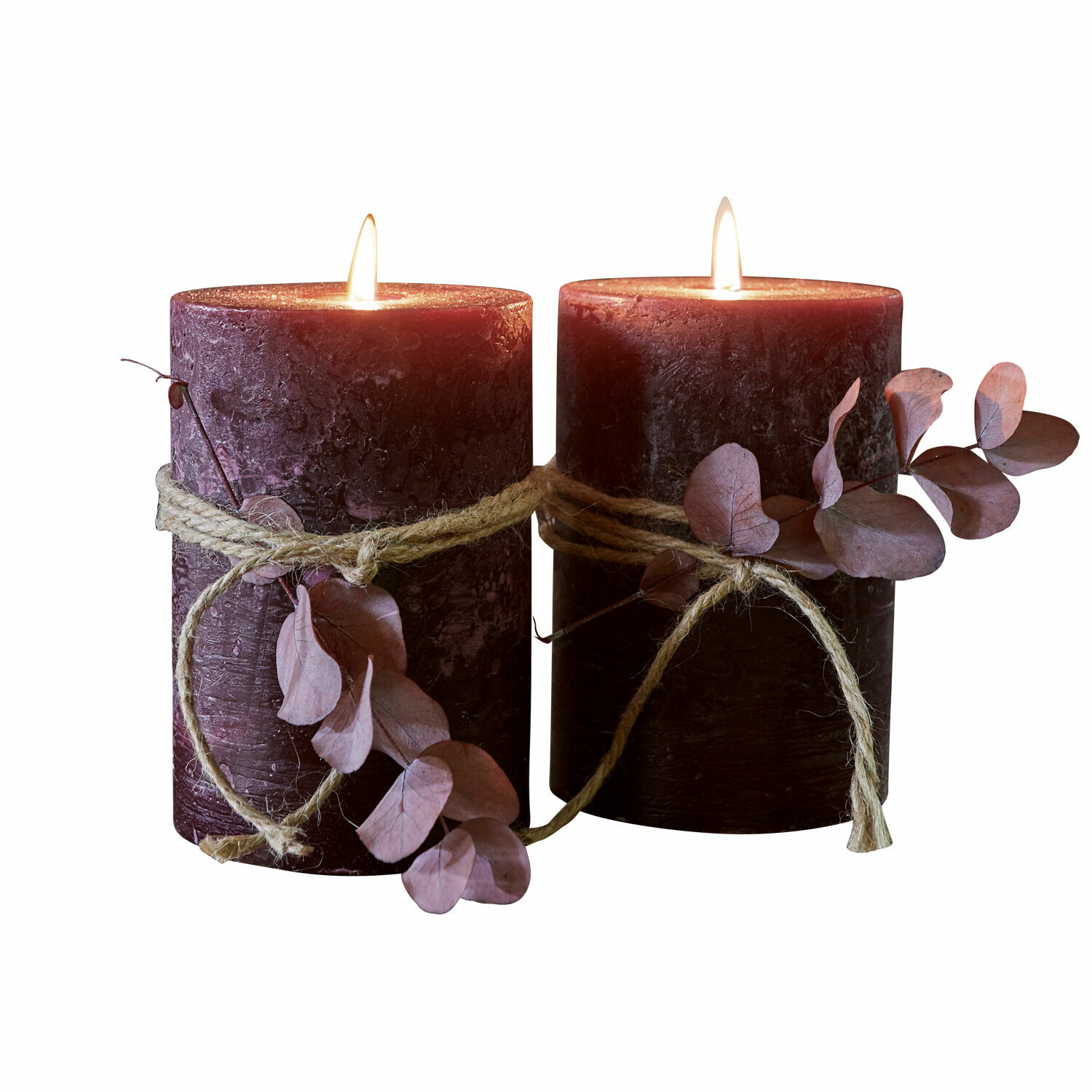 Dos velas violetas con cuerda natural y hojas secas, decoración para ambiente relajante