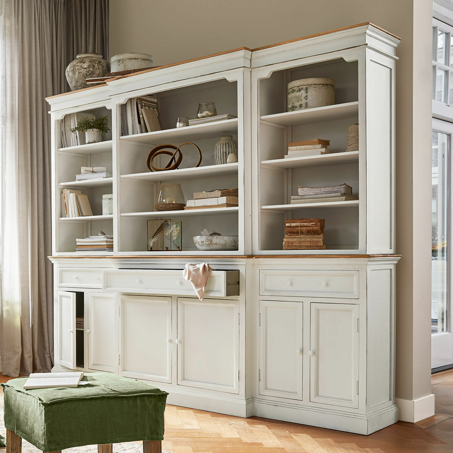 Armario Highcliffe Vitrina blanca de madera con estantes y cajones estilo vintage para salón