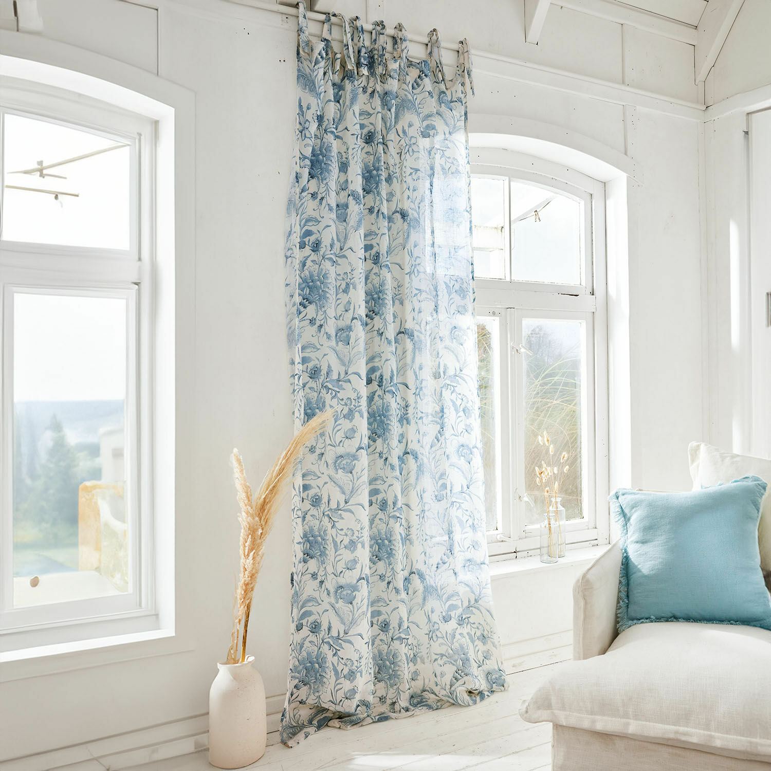 Cortina Bazas Cortina ligera con estampado floral azul sobre fondo blanco, decoración de ventana para salón