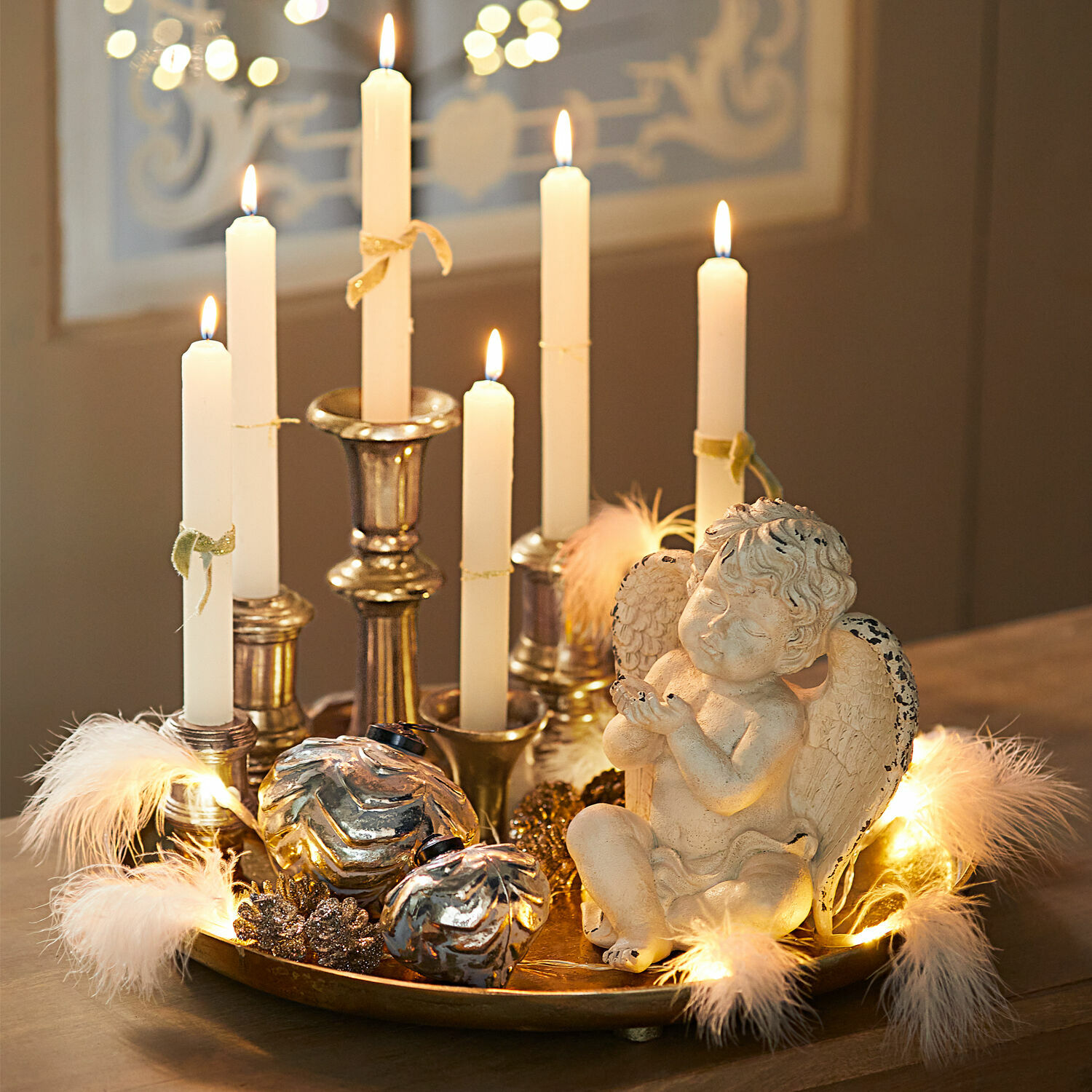 Bandeja para velas Tiralen Bandeja dorada decorativa con velas blancas, ángel y adornos plateados para decoración festiva
