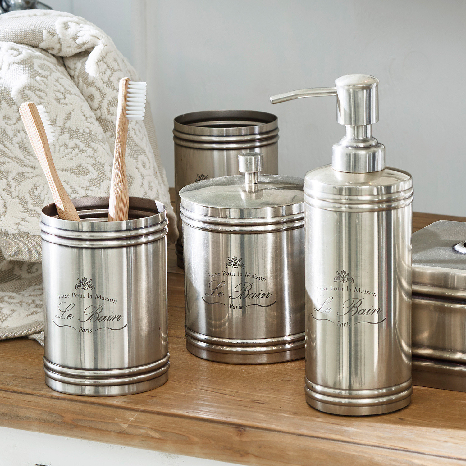 Set de baño Le Bain Set de baño de acero inoxidable plateado con dispensador y vaso para cepillos de dientes