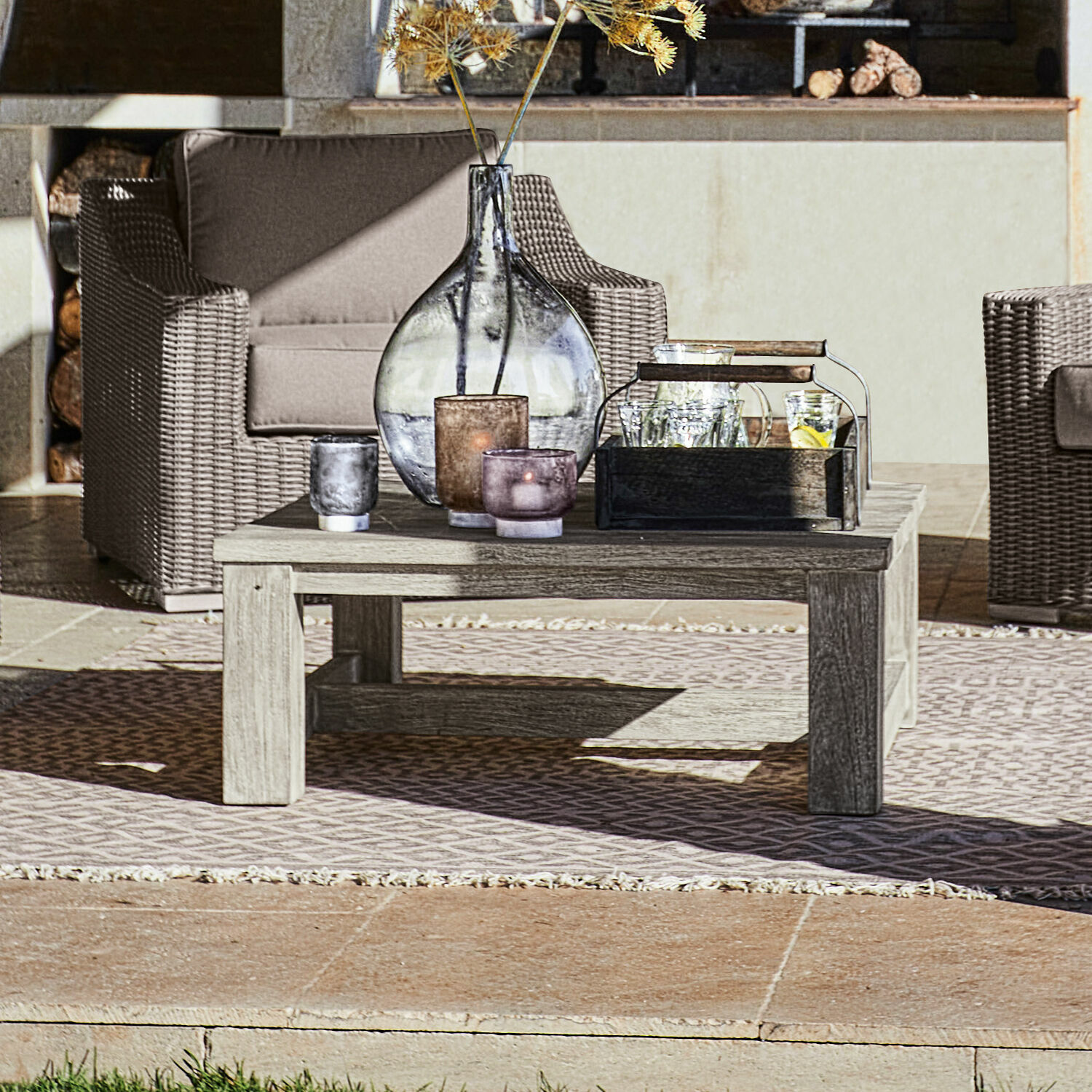 Mesa de centro Malden Mesa de centro baja de madera en terraza con velas decorativas y jarrón, muebles de jardín de ratán