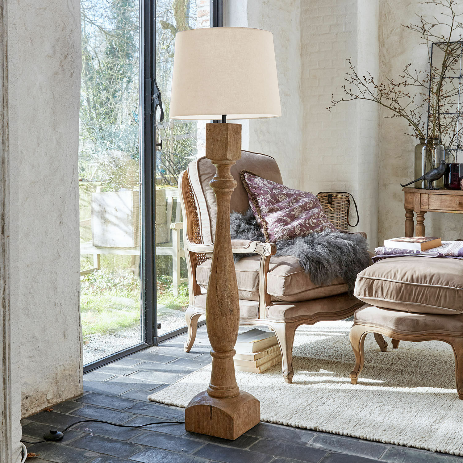 Lámpara de pie Fernisto Lámpara de pie de madera con pantalla beige en sala acogedora con sillones y alfombra