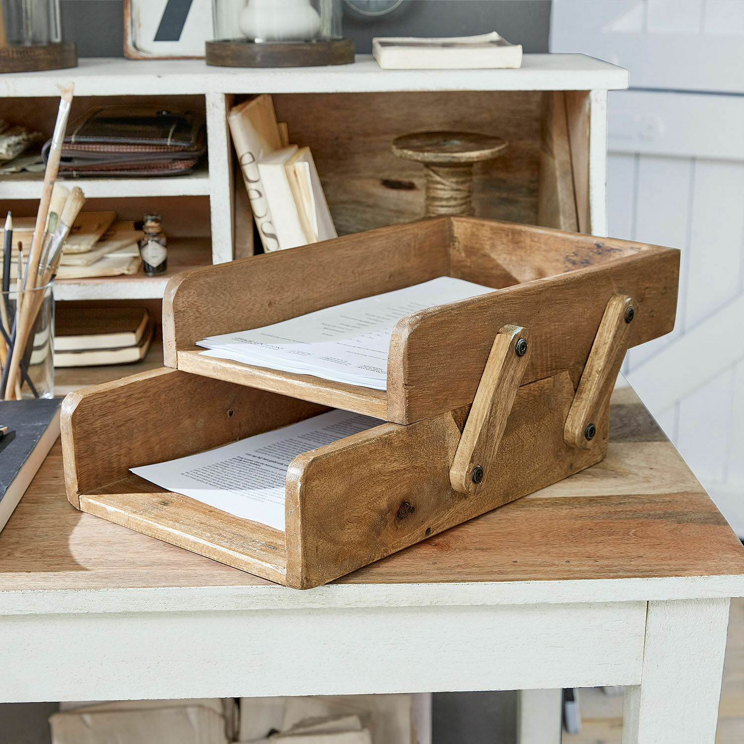 Organizador Alice I Organizador de documentos de madera en color natural sobre escritorio para guardar papeles