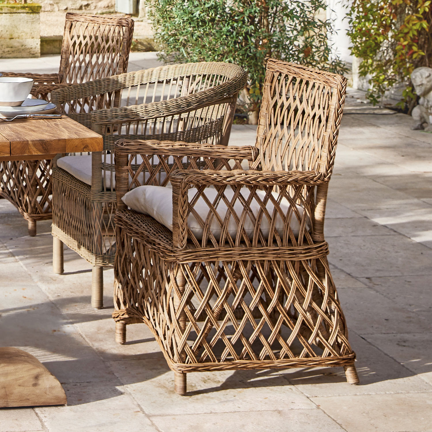Sillón Elkiovar Silla de ratán color natural con cojín blanco para terraza o jardín exterior