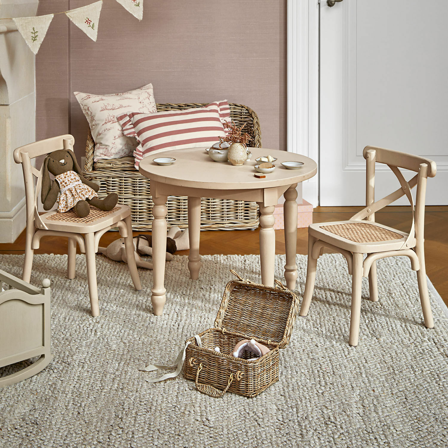 Grupo de asientos para niños Sourila Mesa redonda de madera beige con sillas de asiento trenzado en habitación infantil con juguetes y alfombra