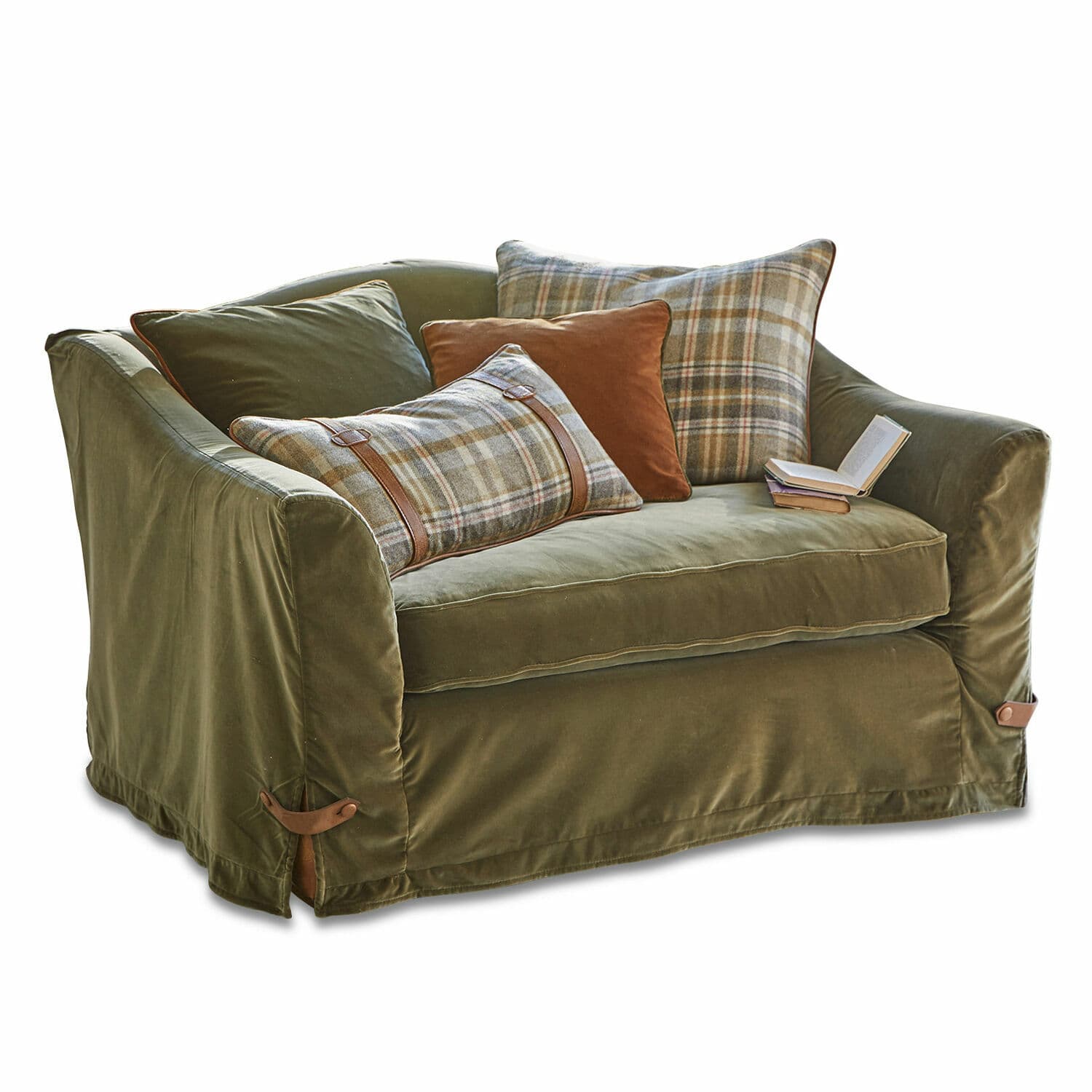 Sillón Halton Sofá verde de terciopelo con cojines a cuadros y detalles marrones, cómodo para sala de estar