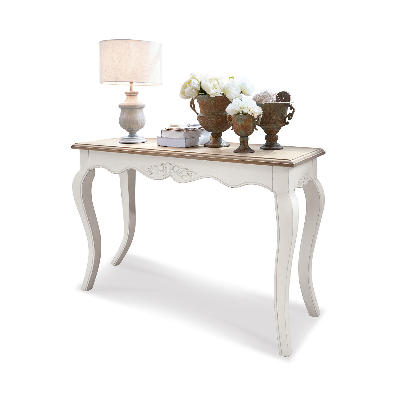 Consola Bellerose Consola blanca de madera con patas decorativas, lámpara de mesa y adornos rústicos sobre la superficie