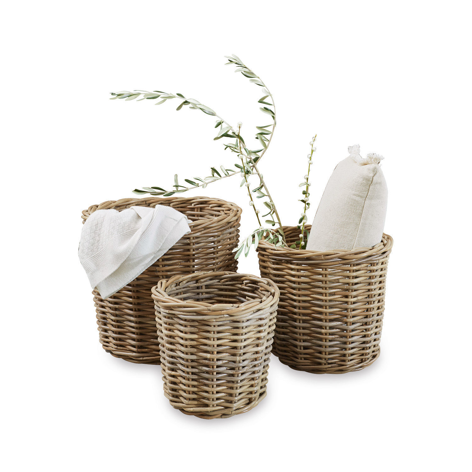 Set de 3 cestas Avar Conjunto de tres cestas de mimbre en color natural para almacenamiento y decoración interior