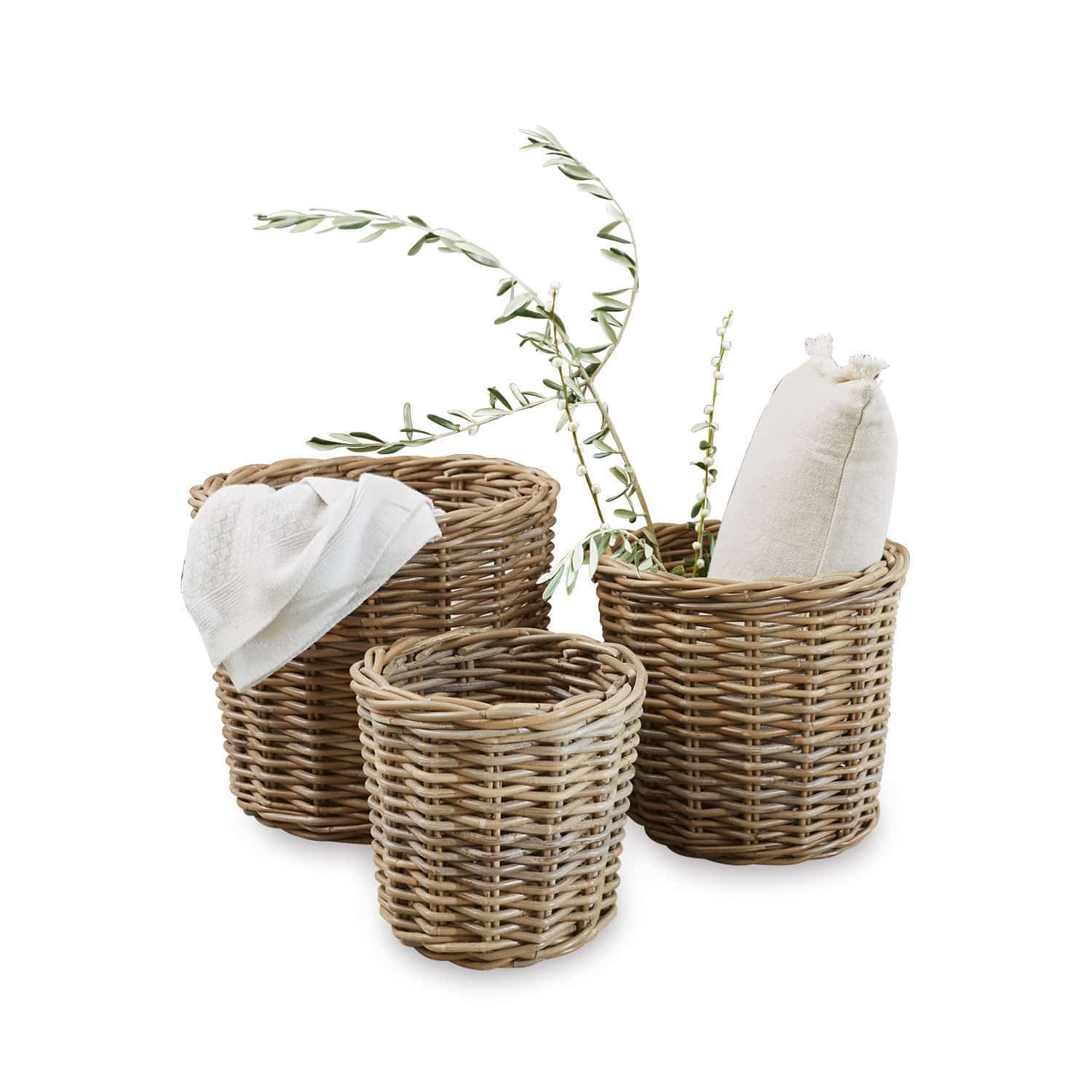 Set de 3 cestas Avar Conjunto de tres cestas de mimbre en color natural para almacenamiento y decoración interior
