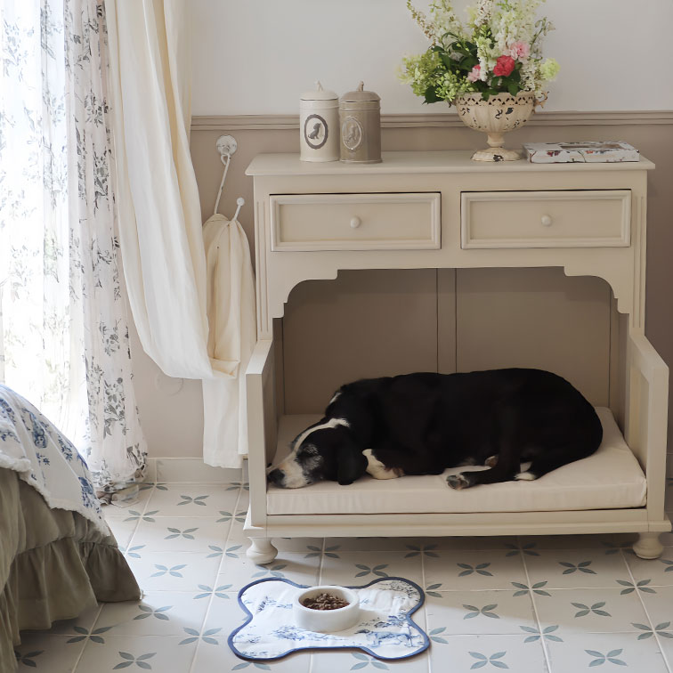 Consola de madera beige con cojín para perro, frascos decorativos y jarrón con flores en habitación acogedora