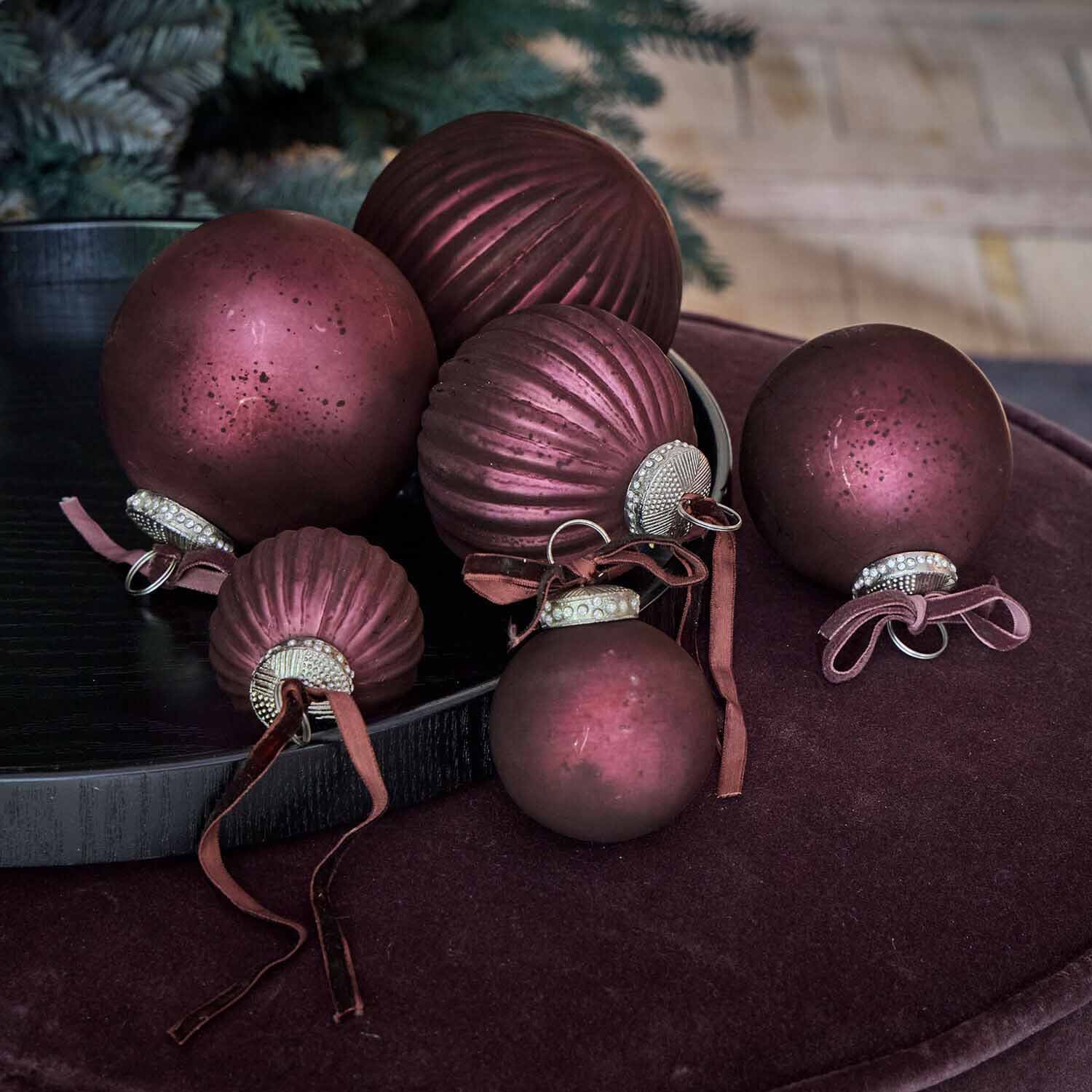 Conjunto de bolas navideñas burdeos de terciopelo y vidrio con cintas decorativas para árbol