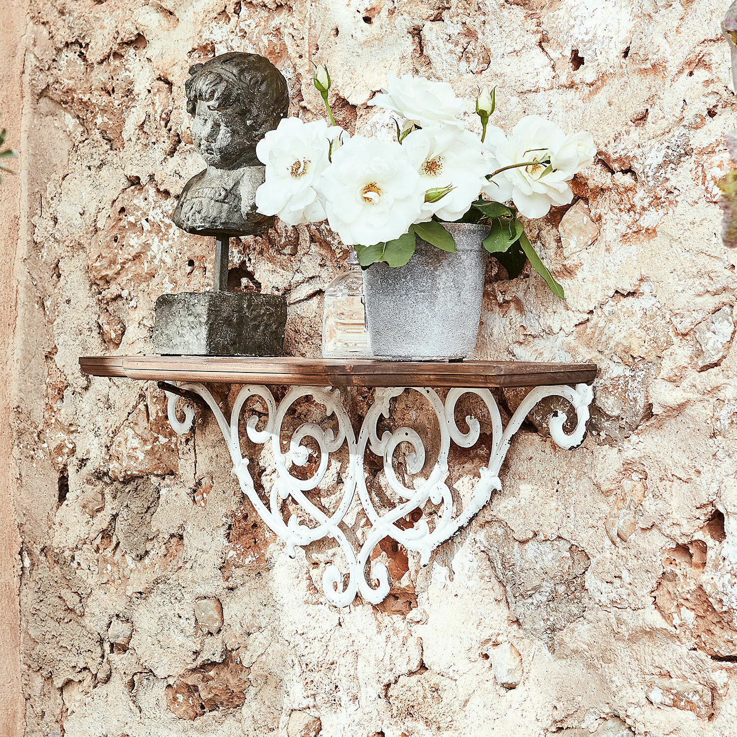 Estante de pared Rubén Estante rústico de hierro forjado y madera con busto decorativo y flores blancas