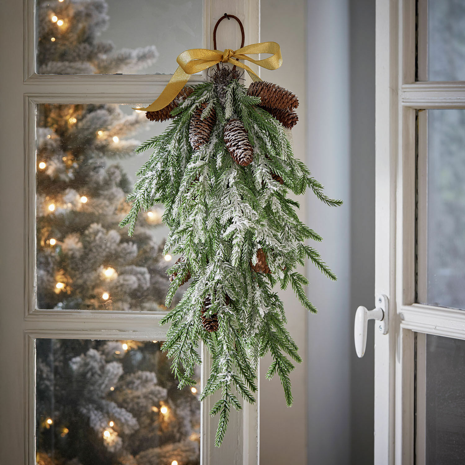 Rama decorativa Vinterdal Adorno navideño colgante con ramas verdes, piñas nevadas y lazo dorado decorativo