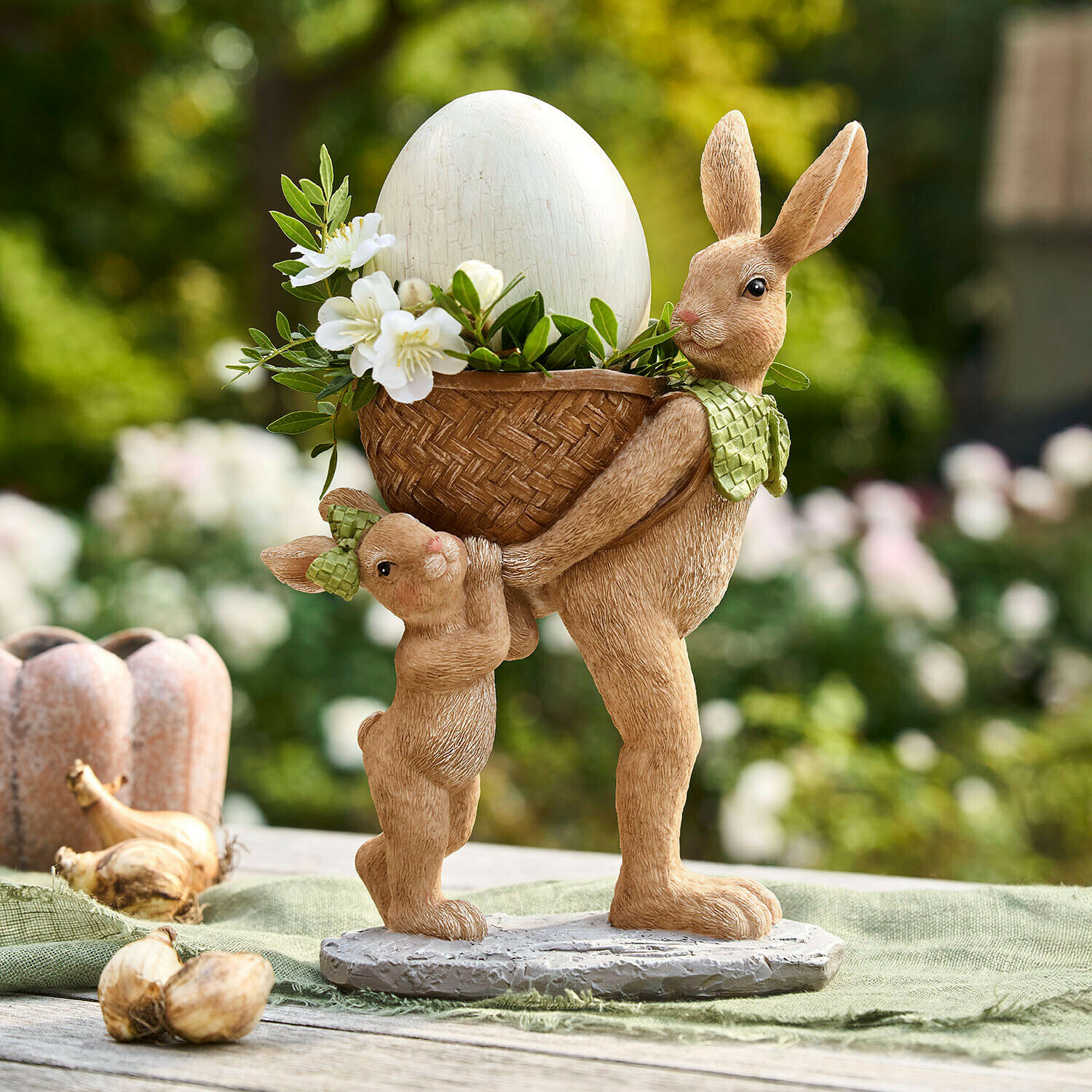 Conejos Bramblet Figura de conejo con cesta y huevo blanco, decoración de Pascua para mesa de jardín