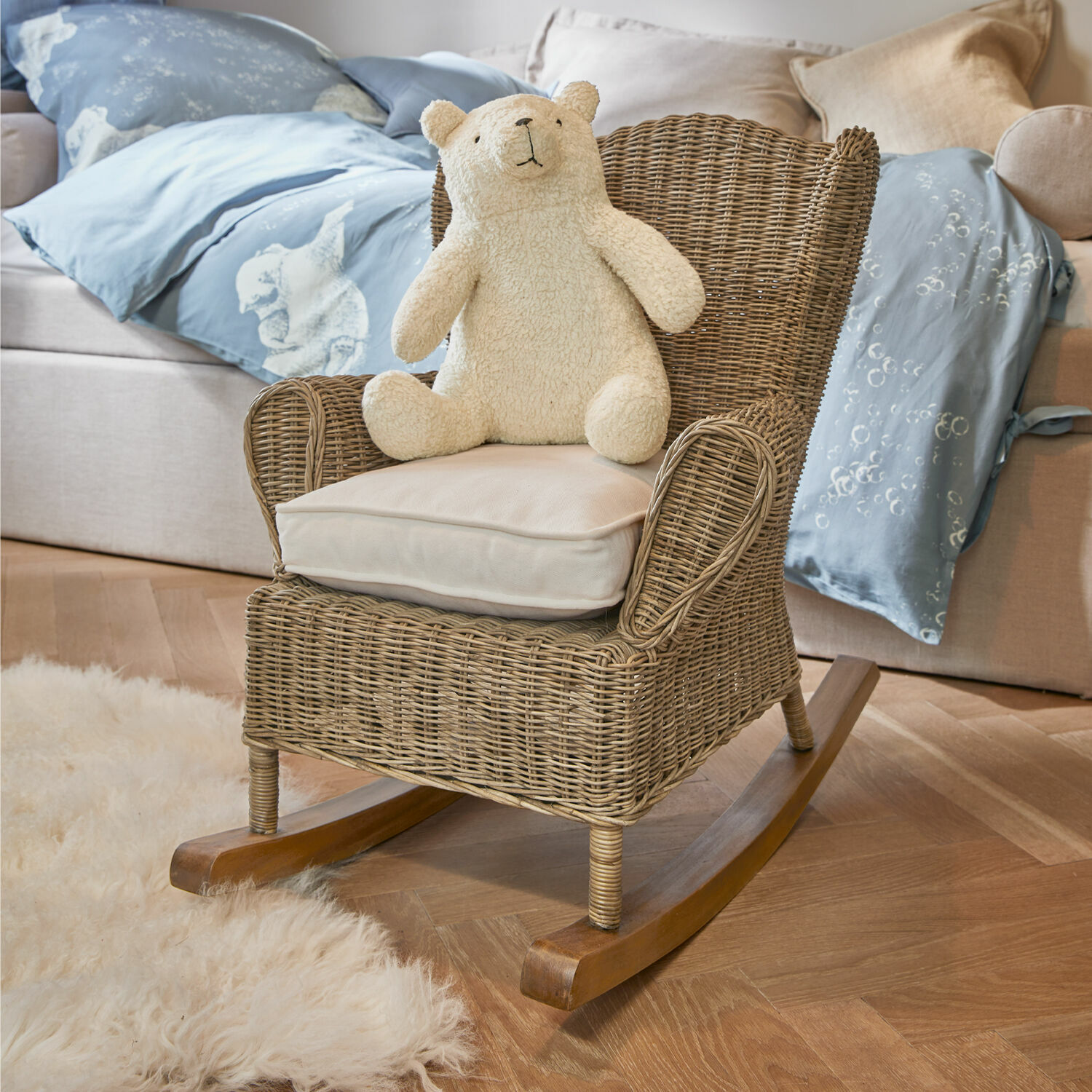 Mecedora infantil Trésolia Mecedora infantil de ratán natural con cojín crema y oso de peluche suave