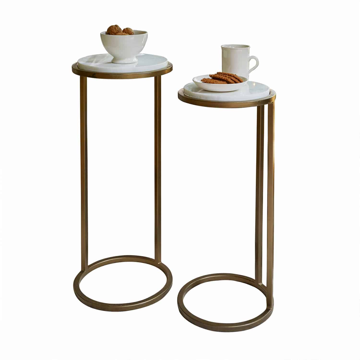 Set de 2 mesas auxiliares Soréline Conjunto de dos mesas auxiliares con tablero de mármol blanco y estructura metálica color latón