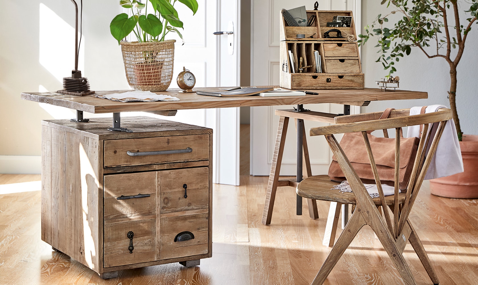Escritorio vintage de madera con cajones y silla en color natural, estilo rústico para el hogar