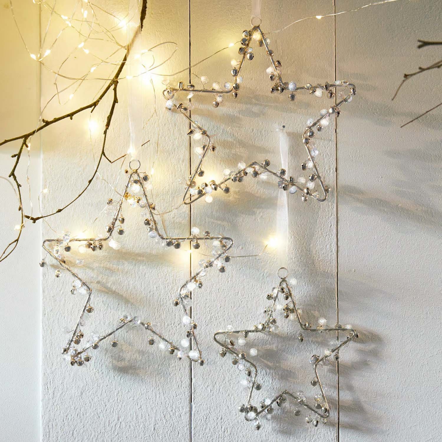 Estrellas decorativas de metal con campanillas y luces LED para decoración navideña interior