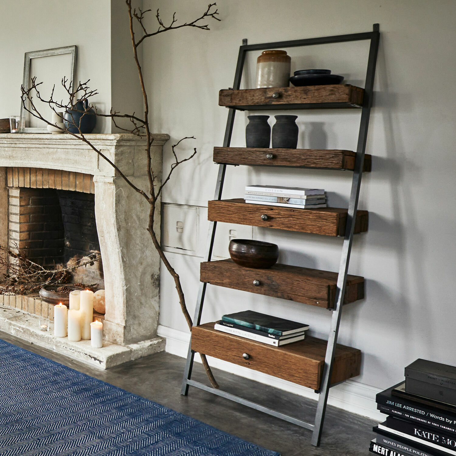 Estante Rosemill Estantería de madera y metal estilo loft con cajones, decoraciones y libros en sala de estar