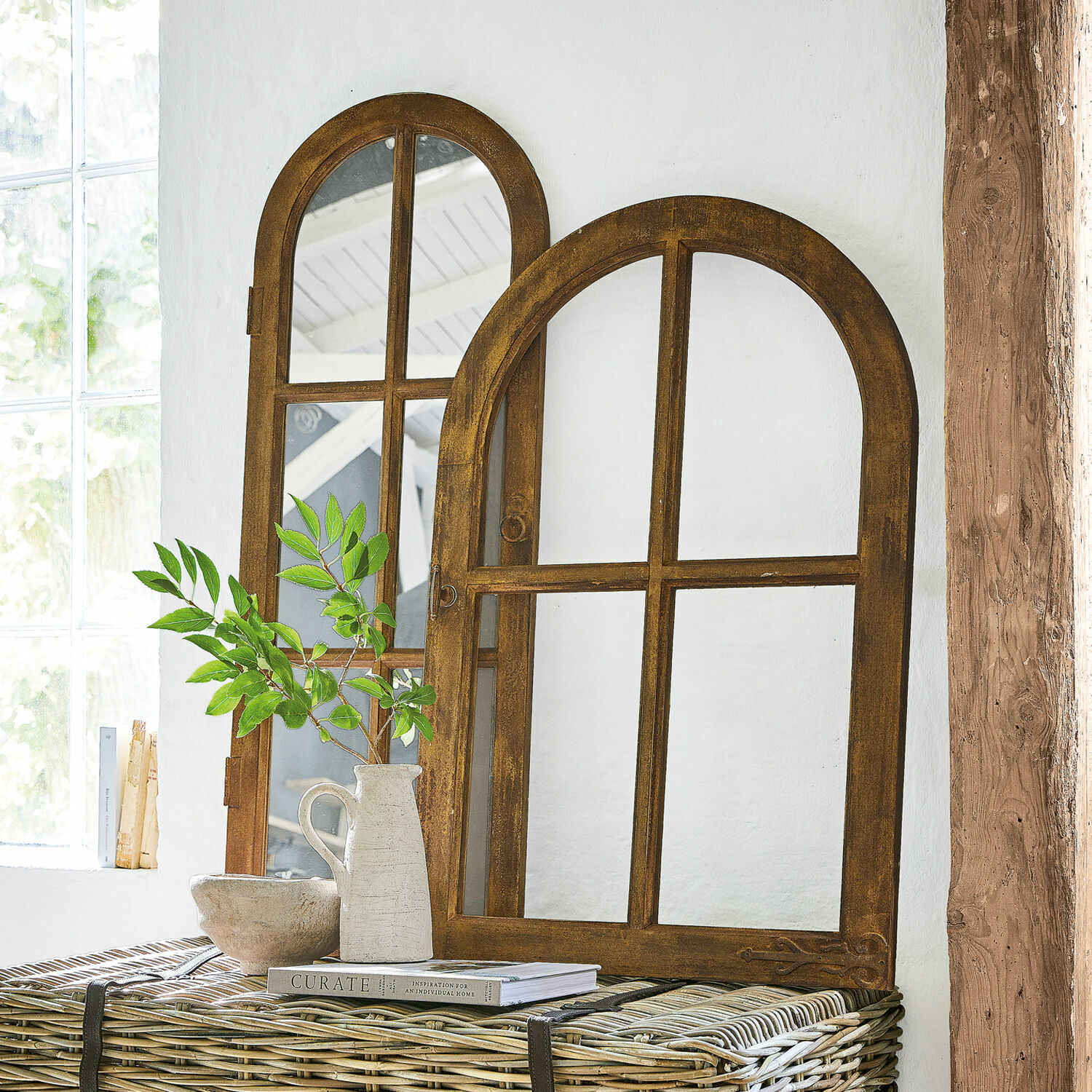 Espejo y ventana decorativa Crowley Dos espejos decorativos con marco de madera color miel, estilo rústico, decoración interior