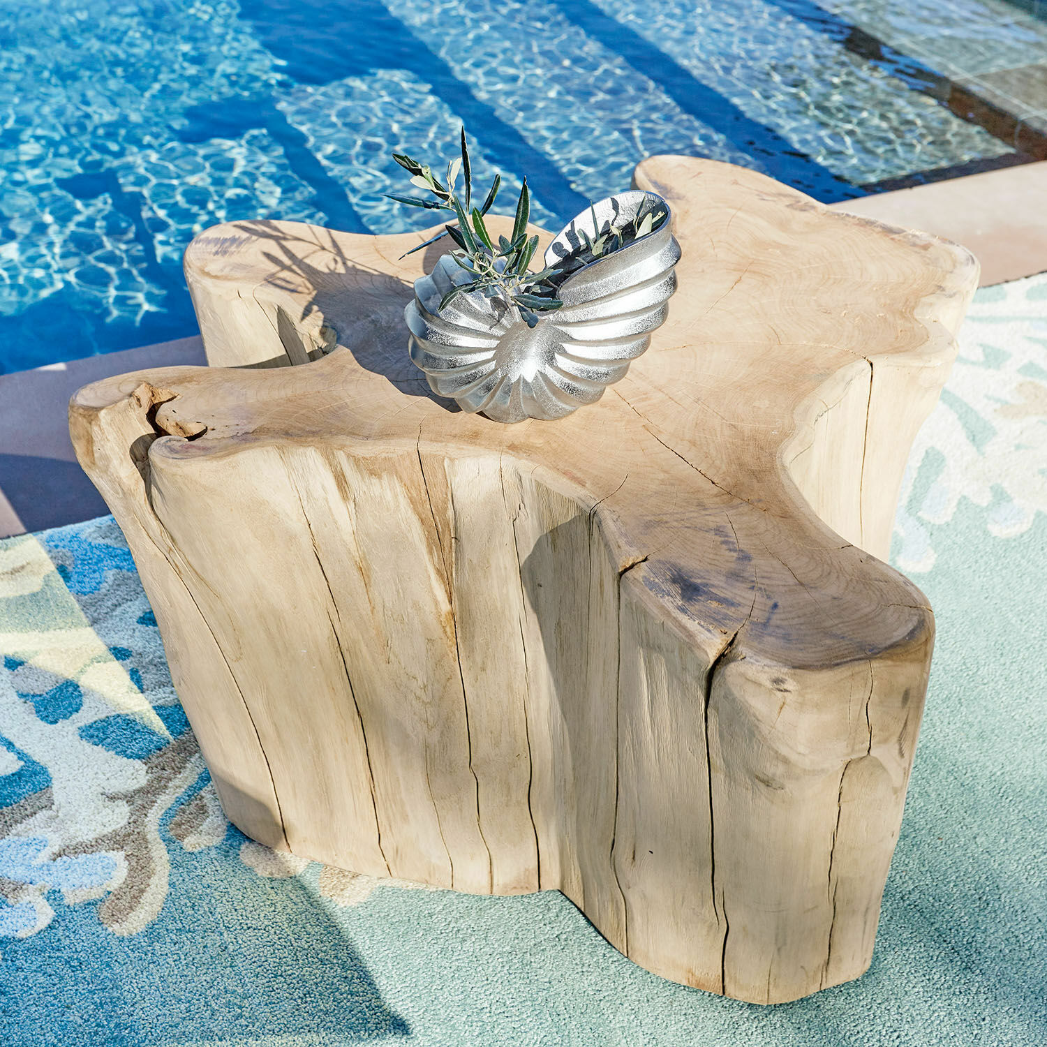 Mesa de centro Dorlancourt Mesa de madera maciza con forma natural junto a piscina sobre alfombra, adorno metálico