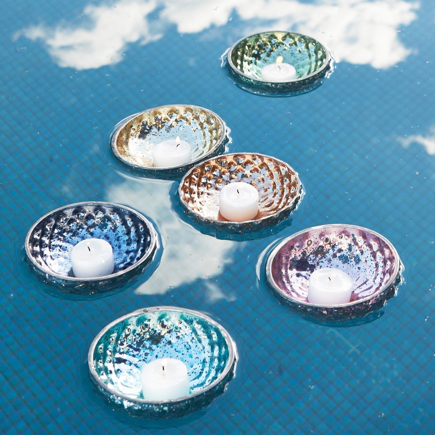 Set de 6 portavelas flotantes Leela Portavelas flotantes de cerámica colorida con velas blancas sobre el agua de la piscina, decoración de jardín