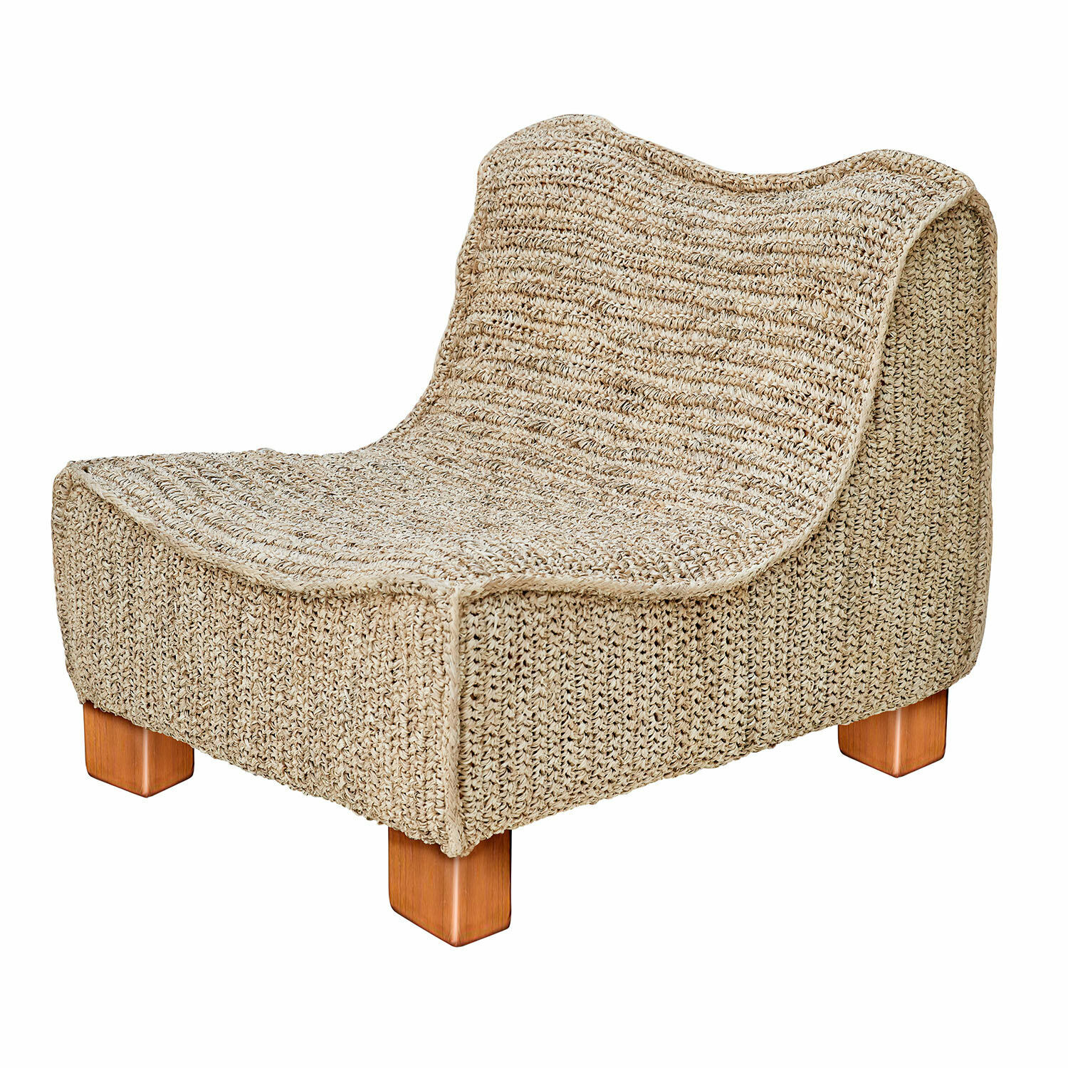 Sillón cómodo de material beige natural con patas de madera, ideal para sala de estar