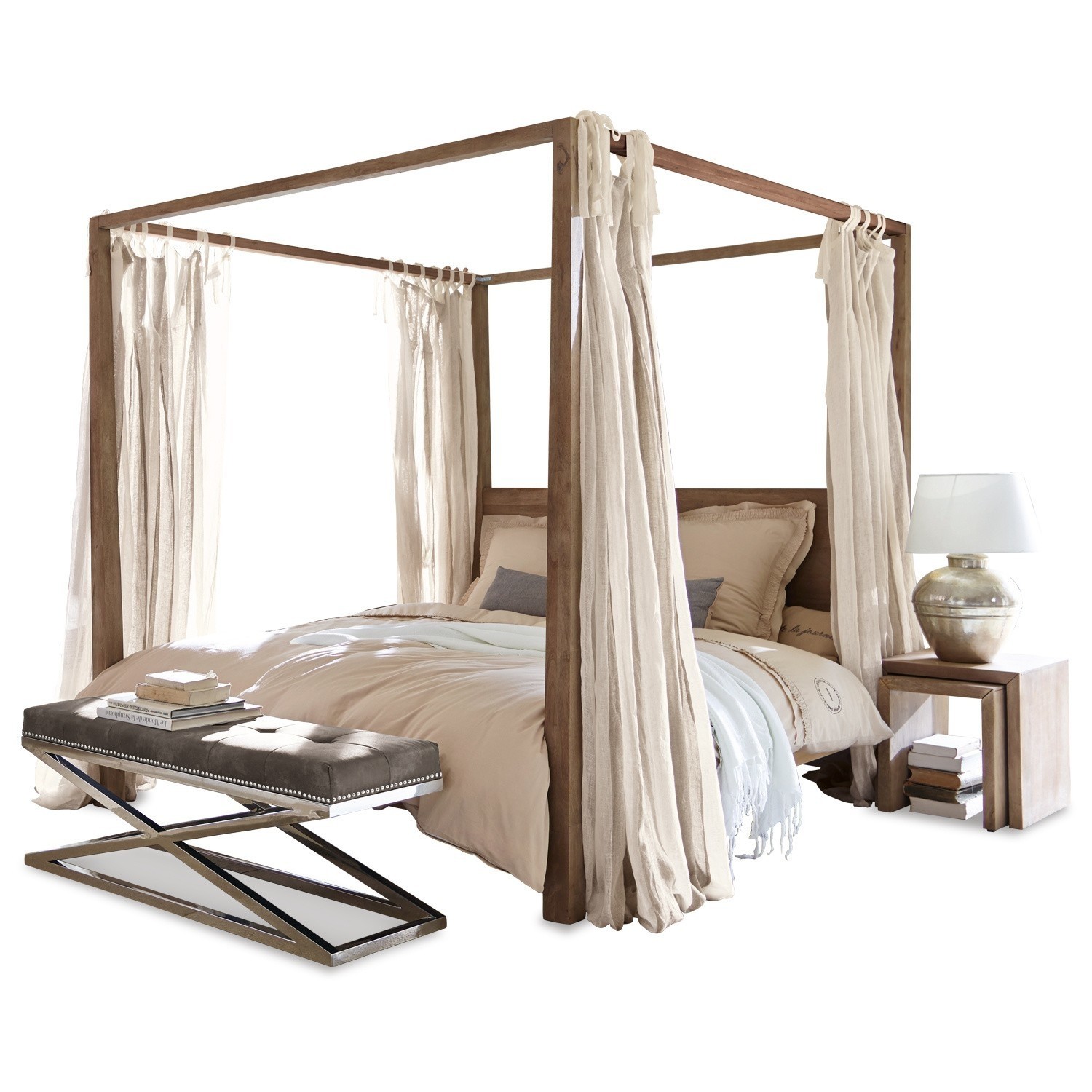 Cama Milo Cama con dosel de madera con cortinas beige y banco tapizado gris para dormitorio moderno