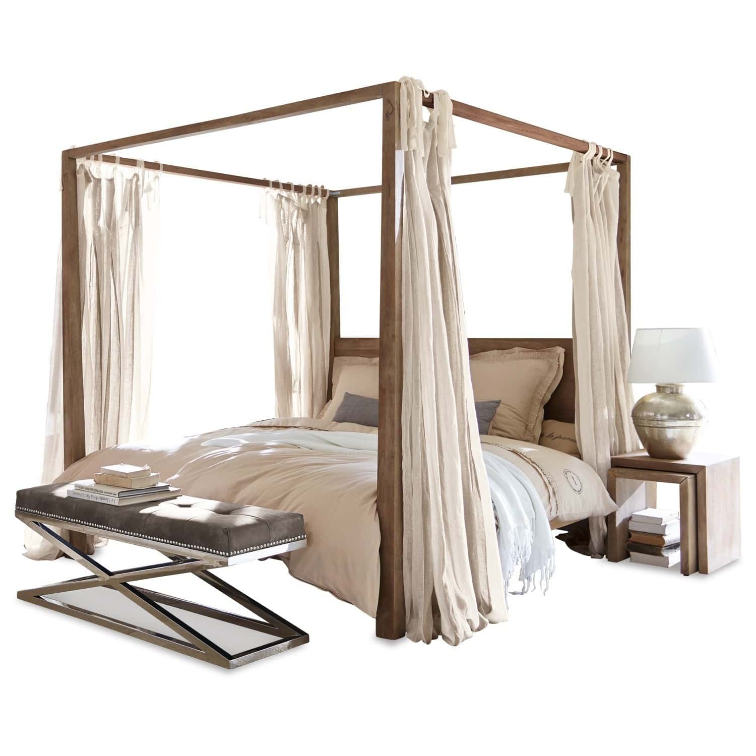 Cama Milo Cama con dosel de madera con cortinas beige y banco tapizado gris para dormitorio moderno