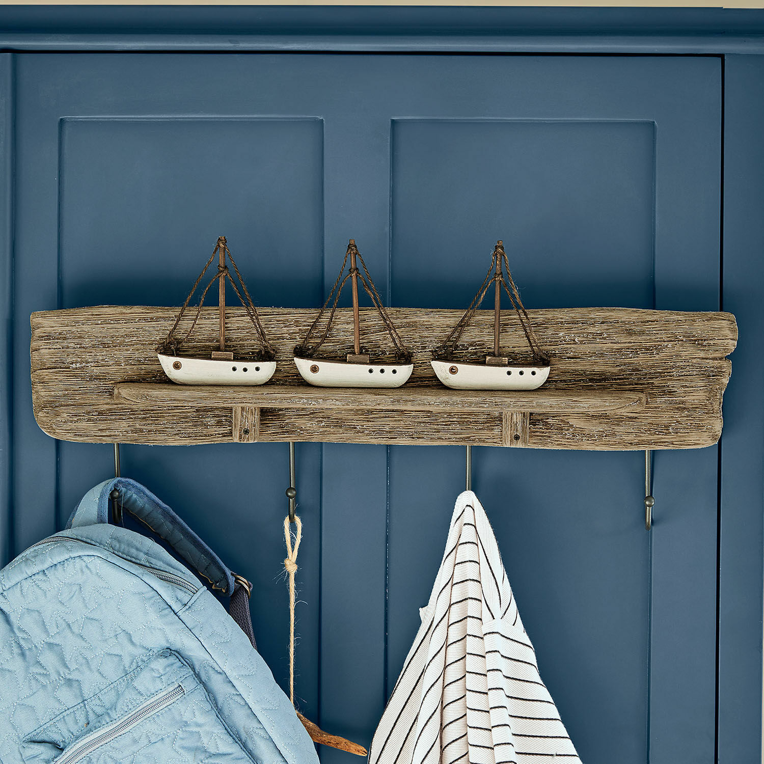 Perchero de pared Douxie Perchero de pared de madera con tres barcos blancos y ganchos metálicos para ropa y bolsas
