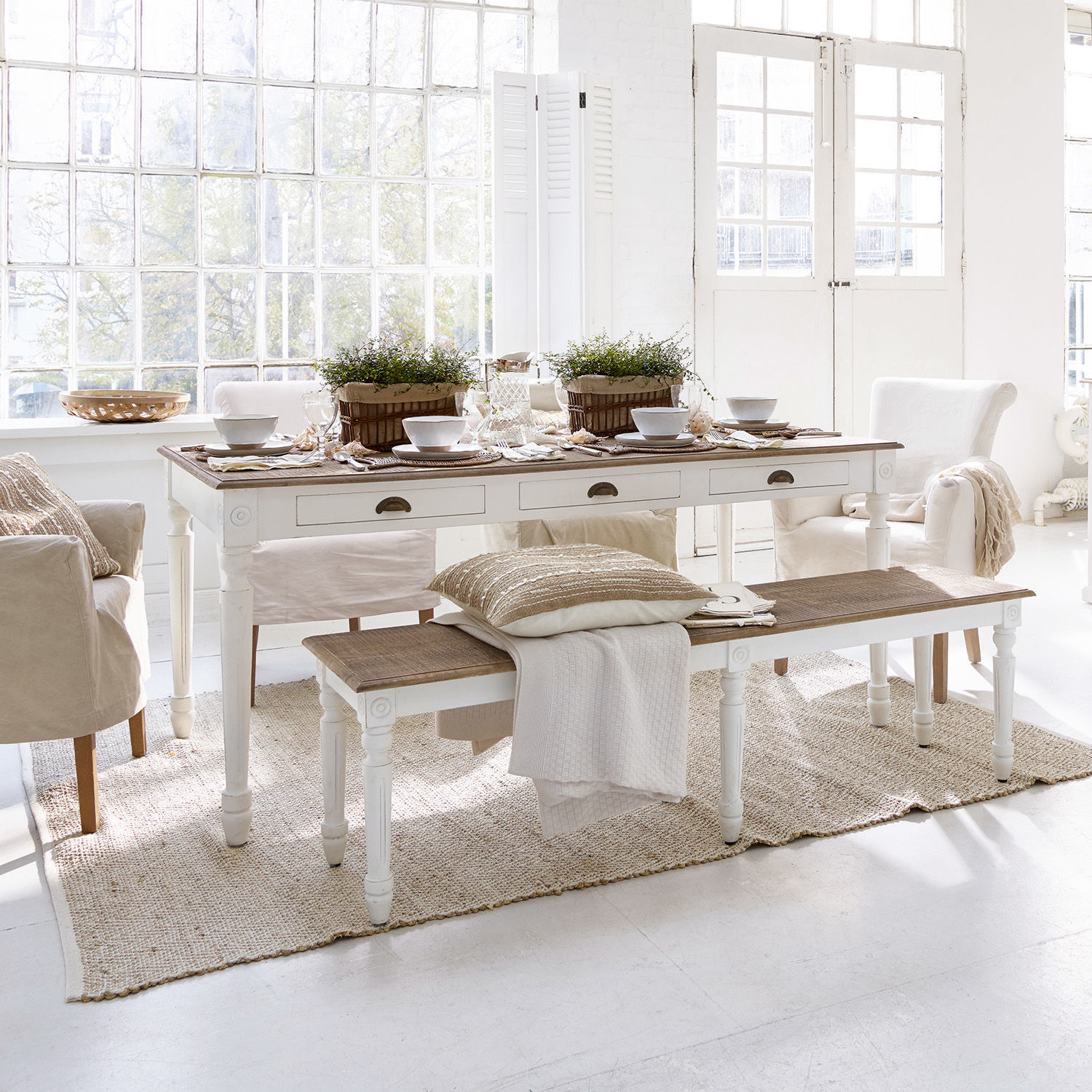 Mesa Helsinquia Comedor con mesa de madera blanca y banco con tablero natural y detalles en beige
