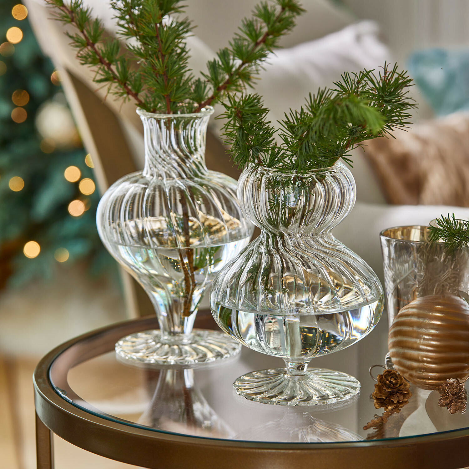 Set de 2 jarrones Bavella Jarrones de vidrio transparente con ramas verdes sobre mesa de cristal, decoración festiva interior