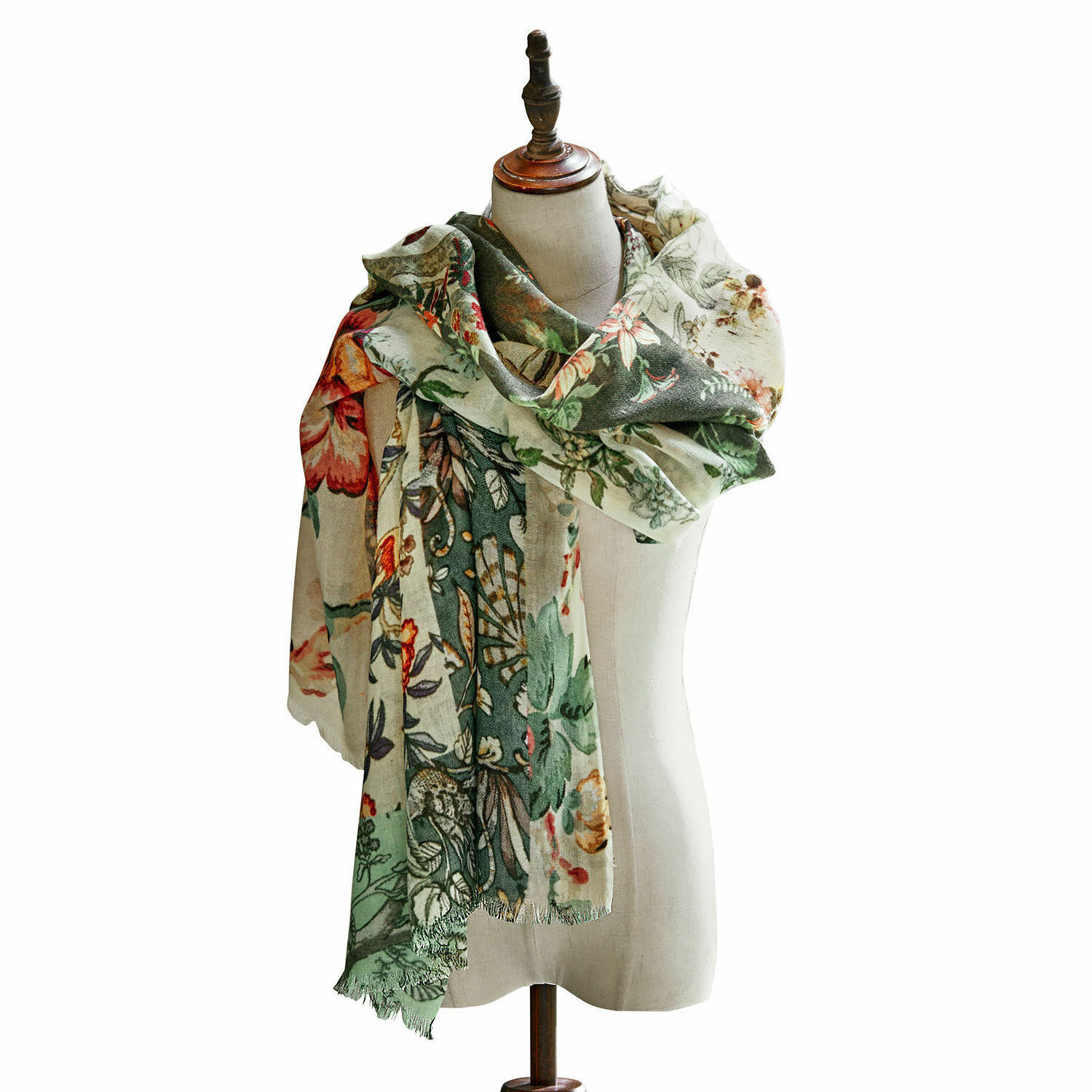 Chal Garnay Gran chal con diseño floral en tonos verdes y crema, tejido suave, accesorio de moda
