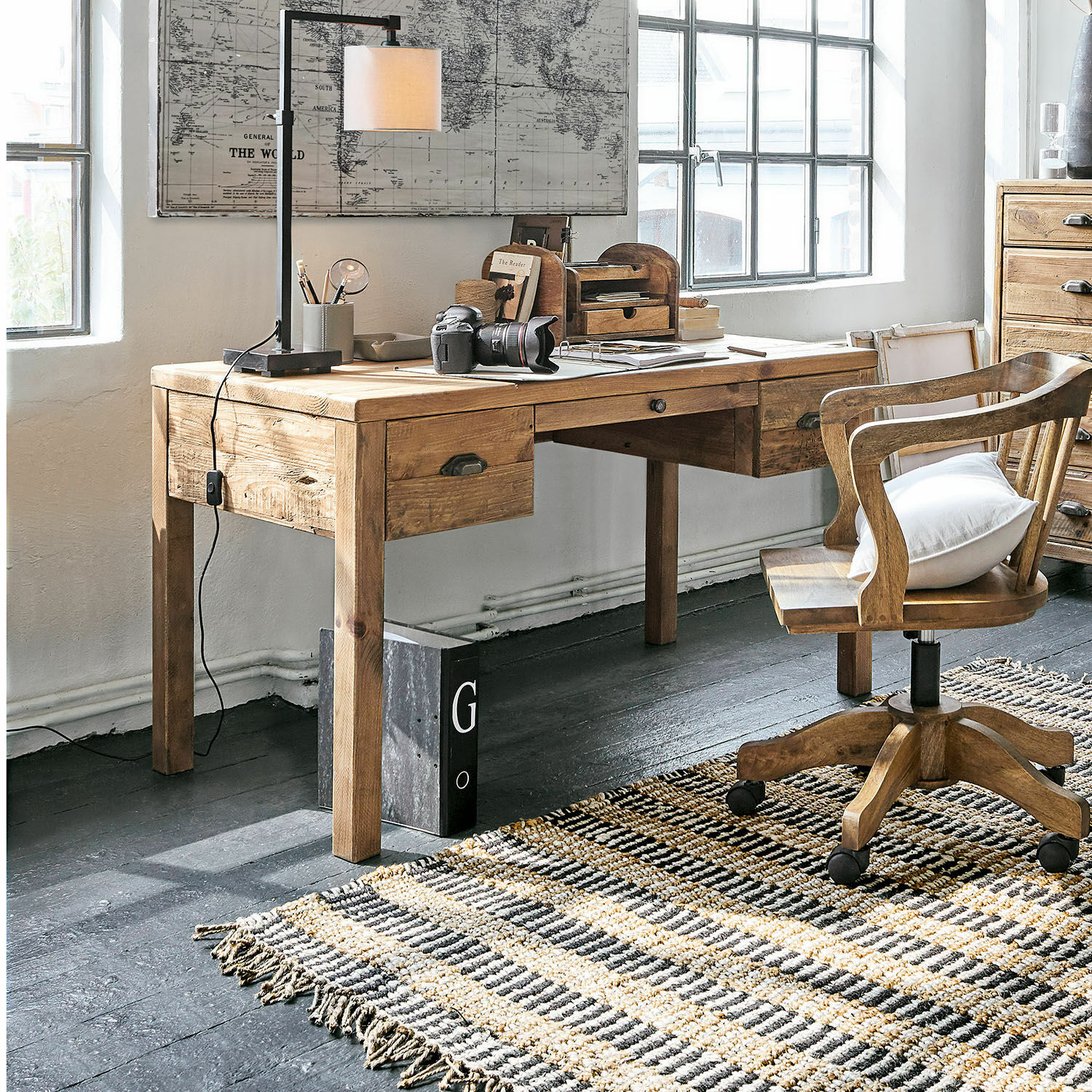 Escritorio Kerava Escritorio de madera con silla giratoria en habitación luminosa, lámpara y mapa vintage en la pared