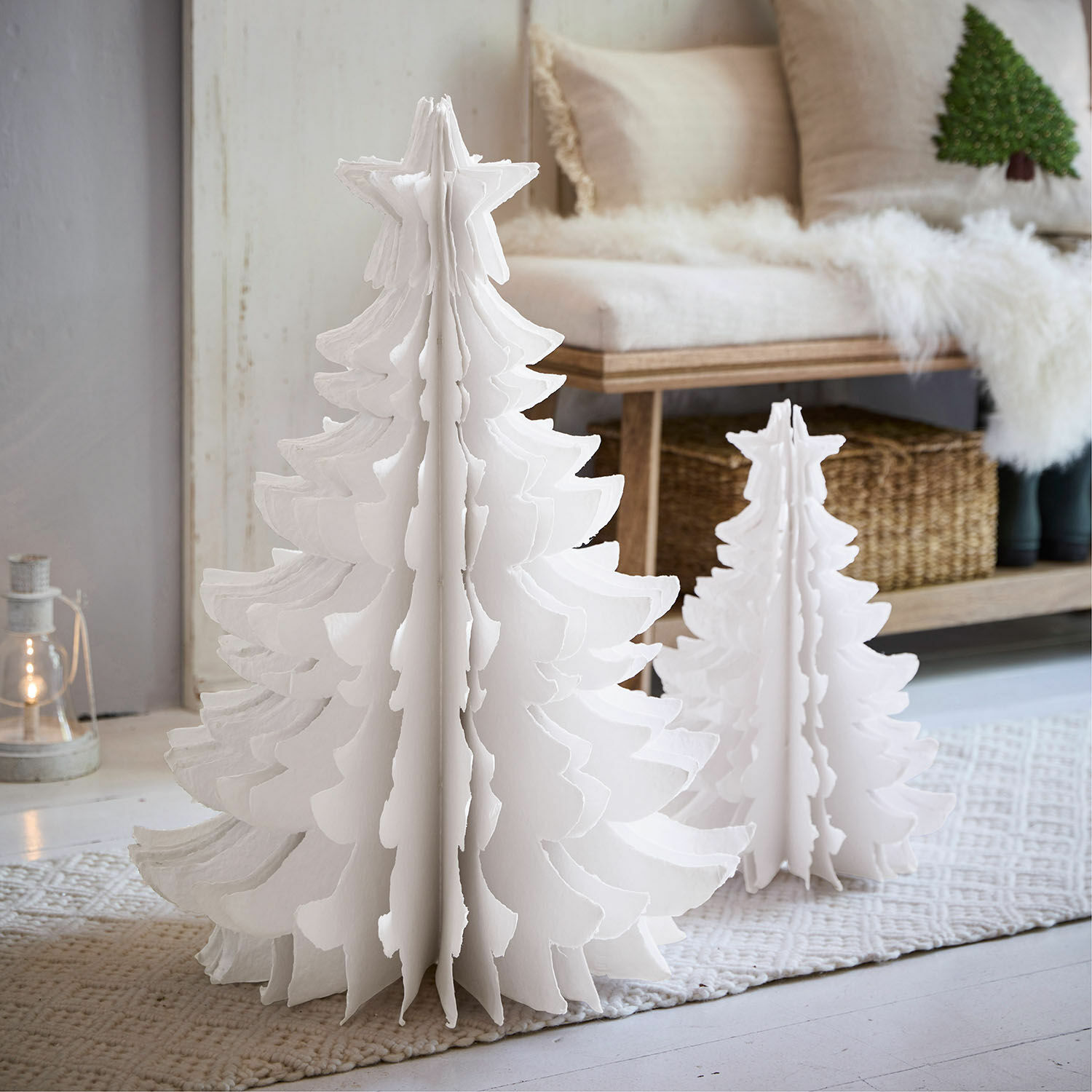 Árbol decorativo set de 2 Amuré Dos árboles de Navidad decorativos de papel blanco en dos tamaños sobre alfombra en interior luminoso