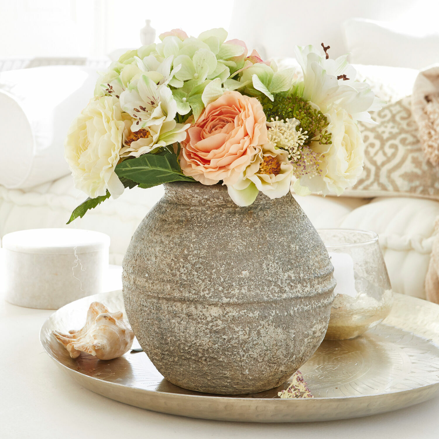 Jarrón decorativo Singnesse Jarrón decorativo de piedra gris con ramo de flores crema y melocotón sobre bandeja