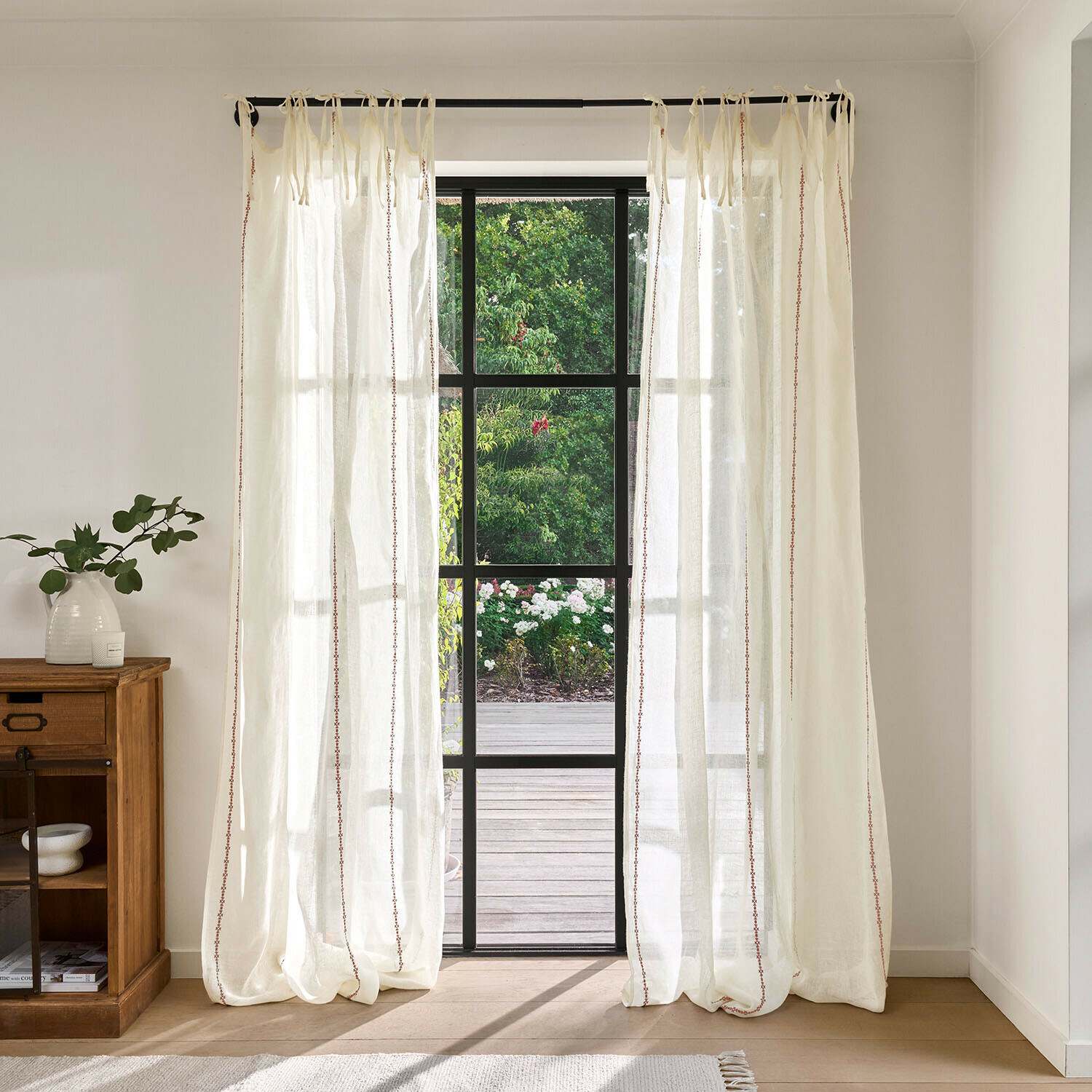 Cortinas translúcidas crema con delicado patrón rojo, tela ligera para salón con ventana grande