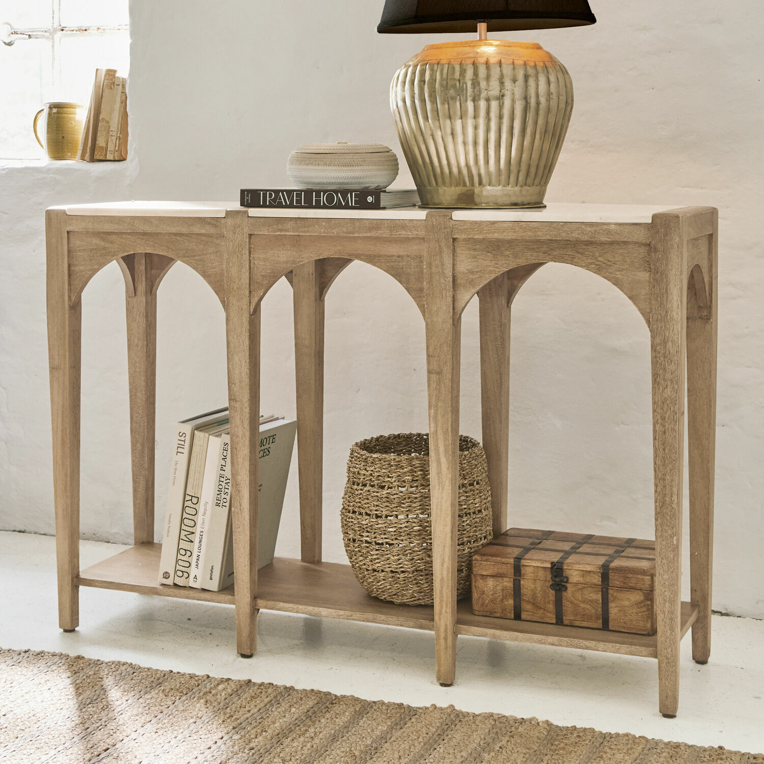 Consola Annabelle Consola de madera de mango color natural con estante y decoración para salón
