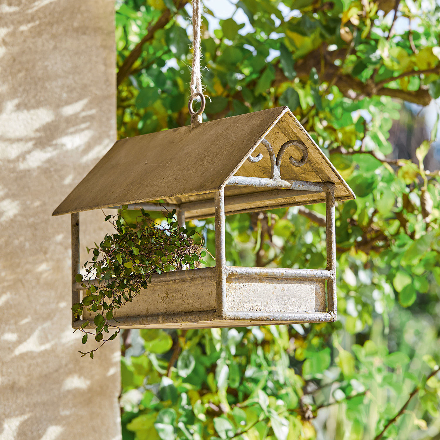 Casa para pájaros Rantolla Comedero metálico beige en forma de casita con planta, ideal para jardín exterior