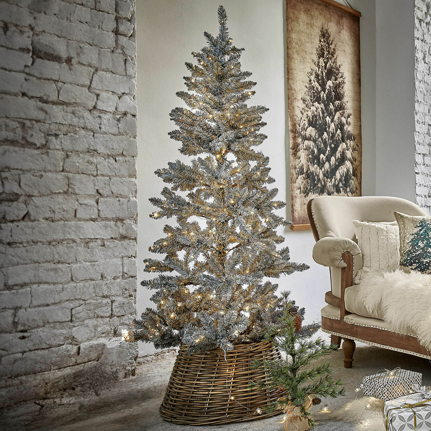Árbol de Navidad Sansais Árbol de Navidad artificial con ramas nevadas en cesta de mimbre, decorado con luces LED