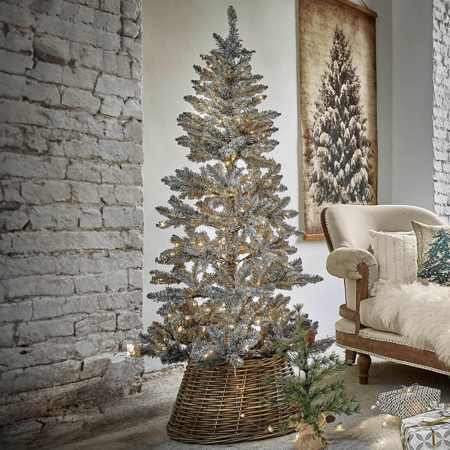 Árbol de Navidad Sansais Árbol de Navidad artificial con ramas nevadas en cesta de mimbre, decorado con luces LED